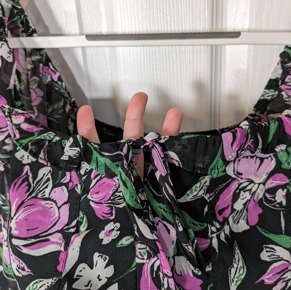 NWT Japna Girly Black and Purple‎ Floral Flowy Cropped Blouse Size Large - Picture 5 of 8